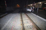 Der 27-Jährige fuhr mit dem weissen VW die Gleise der Appenzellerbahnen entlang. (Bild: Stadtpolizei St.Gallen)