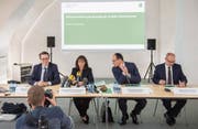 Präsentieren die Spitalstrategie: die Regierungsmitglieder Benedikt Würth, Heidi Hanselmann, Marc Mächler und Stefan Kölliker (von links). (Bild: Urs Bucher)