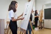 Blick in eine Zeichnungsklasse der Talentschule Gestaltung, die neu im Bürgli-Schulhaus untergebracht ist. (Bild: Hanspeter Schiess - 20. August 2019)