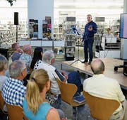 Veranstaltung wie die Buchvernissage des Zuger Autors Michael van Orsouw werden für die Bibliothek Zug immer wichtiger. (Bild: Stefan Kaiser, Zug, 27. August 2019)