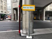 Der Wegweiser zu den Olma-Bussen stand am Mittwochmittag, drei Tage nach Messeschluss, immer noch zwischen Haupt- und Gaiserbahnhof. (Leserbild: Roger Tinner - 22. Oktober 2019)