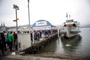 Ein Shuttleschiff bringt die Läufer vom KKL zum Verkehrshaus. (Bild: Roger Grütter, Luzern, 30. Oktober 2016)