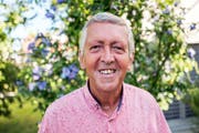 Ruedi Meier erhält die Ehrung der Stadt Romanshorn. (Bild: PD)
