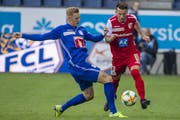 Marvin Schulz, hier im Zweikampf mit Sions Emir Lenjani (rechts), fehlt dem FC Luzern länger. (Bild: Patrik Straub / Keystone, Luzern, 20. Oktober 2019)