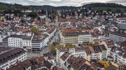 Momentaufnahmen. «Tagblatt»-Fotograf Michel Canonica fotografierte am Donnerstag mit der Drohne das St.Galler Stadtzentrum. Im Bild oben von St.Mangen in Blickrichtung St.Laurenzen und Kathedrale fällt der Trichter der Marktgasse auf. Das Bild unten zeigt sehr schön die Geometrie von Marktplatz und Bohl.