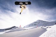 Wo kann man am günstigsten mit Snowboard oder Ski über den Schnee brettern? Unsere Übersicht zeigt es. (Quelle: Keystone)