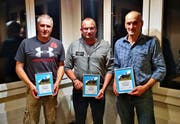 Die anwesenden Ehrenmitglieder mit ihren Urkunden; von links: Heinz Gisler-Jordi, Kaspi Gisler und Kaspar Bissig Arnold. (Bild: fis, 19.10.2019)