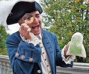 Willy Müller in historischer Gewandung mit einem Sack Bünzer Schnitz. (Bild: Eddy Schambron)