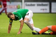 Raphael Huber rappelt sich auf: Das muss die ganze Mannschaft am Samstag in Köniz, um auf die Strasse des Erfolgs zurückkehren zu können. (Bild: Michel Canonica)