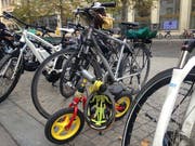 Momentaufnahme. Wenn am Freitag im St.Galler Stadtzentrum jeweils der Bauernmarkt gastiert, merkt man das auch am vollen Veloabstellplatz in der Neugasse vor dem Amtshaus. Diesen Freitag kamen offenbar auch die kleinsten auf zwei Rädern und mit dem Velohelm auf den Marktplatz. Übrigens: Wegen Allerheiligen findet der Bauernmarkt kommende Woche bereits am Donnerstag statt. (Bild: Reto Voneschen)
