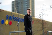 Der erfolgreiche FCL-Jungprofi Darian Males vor der Swisspor-Arena. (Bild: Dominik Wunderli, 24. Oktober 2019)