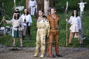Da kann auch Old Shatterhand (rechts) nicht helfen: Winnetou (Tom Volkers, links) steht am Marterpfahl der Kritik. (Bild: Keystone/Alexandra Way, Engelberg, 4. Juli 2019)