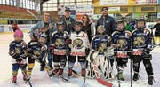 Karin und Toby Spirig von Sùmmarvoogìl mit den Trainern Andy Plüss (2. v.l.) und Sascha Moser sowie einigen Hockey-Kids der U11- und U9-Mannschaften. Bild: pd