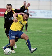 Der FC Au-Berneck (vorne mit Marcel Riedeberger) und der FC Altstätten (mit Adis Hujdur) wollen ihre Heimspiele nutzen, um sich im Abstiegskampf etwas Luft zu verschaffen. Bild: Archiv/ys