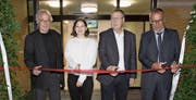 Das Band zum neuen Schulhaus ist durchschnitten (von links): Architekt Hubert Bischof, Präsidentin des Schülerparlaments, Hanna Arzic, Schulleiter Markus Waser und Präsident der Oberstufe Mittelrheintal, Ivo Riedi. (Bild: Susi Miara)