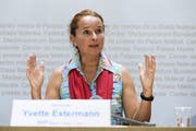Die Luzerner SVP-Nationalrätin Yvette Estermann bei der Lancierung einer ihrer aktuell drei Volksinitiativen. (Bild: Keystone)