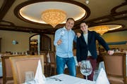 Setzen auf mediterrane Küche im «St. Wendelin»: Agron Tunprenkaj (links) und Christoph Aebersold im Saal des Gasthauses. (Bild: Dominik Wunderli, Wauwil 24. Oktober 2019)