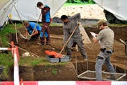 Archäologen bei der Untersuchung eines frühmittelalterlichen Gräberfeldes in Eschenz im Juni 2013. (Bild: Reto Martin)
