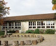 Der Kindergarten an der Bogenstrasse könnte saniert und erweitert werden oder einem Neubau weichen. (Bild: Sina Walser)