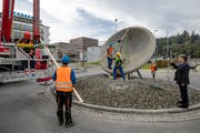 Arbeiter stellen den Kreisel wieder her. (Bild: Philipp Schmidli, Root, 24. Oktober 2019)