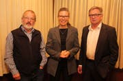 Monika Stampfli, Geschäftsführerin Winterhilfe Schweiz, zusammen mit Isidor Baumann (rechts), Präsident Urner Winterhilfe und Geschäftsleiter Hans Gisler. Bild: (Paul Gwerder, Spiringen, 24. Oktober 2019)