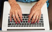 Studie mit Betroffenen: Die Fachhochschule St.Gallen erforscht, welche Internetbedürfnisse Menschen mit Demenz haben. (Bild: Getty)