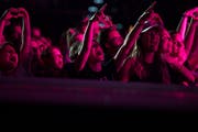 Die Fans gehen am Hecht-Konzert im Hallenstadion richtig mit. (Bild: Corinne Glanzmann, Zürich, 26. Oktober 2019)