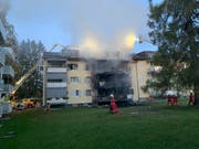 Am Samstagabend ist beim Brand in einem Mehrfamilienhaus in Uster ZH eine Person ums Leben gekommen. (Bild: PD Kantonspolizei Zürich)