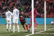 Nuzzolo lacht über das 2:0 – die Luzerner sind bedient. (Bild: KEYSTONE/Salvatore Di Nolfi)
