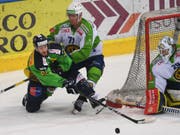 Ambris Tommaso Goi (links) versucht sich vor dem Davoser Tor gegen Enzo Corvi durchzusetzen (Bild: KEYSTONE/Ti-Press/ALESSANDRO CRINARI)