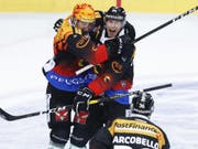 SCB-Topskorer Simon Moser (mit gelbem Helm) jubelt zusammen mit Siegtorschütze Ramon Untersander (Bild: Keystone/PETER KLAUNZER)
