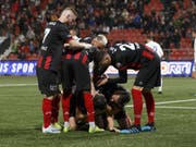 Die Spieler von Xamax feiern ein seltenes Erfolgserlebnis vor eigenem Anhang (Bild: KEYSTONE/SALVATORE DI NOLFI)