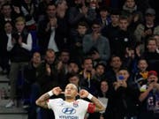 Memphis Depay mit seinem typischen Jubel nach dem 1:0 gegen Metz (Bild: KEYSTONE/AP/LAURENT CIPRIANI)