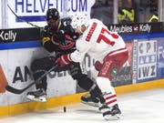 Gottérons Daniel Brodin (links) wird von Lausannes Robin Grossmannn an die Bande gedrückt (Bild: KEYSTONE/ANTHONY ANEX)