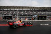 Max Verstappen verlässt im Q3 die Red-Bull-Box. (Bild: Eduardo Verdugo/AP, Mexico City, 26. Oktober 2019)