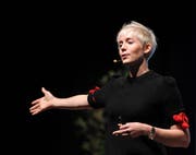 Buchautorin Steffi Burkhart bei ihrem Referat an der sechsten Auflage von «Economy Rocks». (Bild: Urs Hanhart, Altdorf, 25. Oktober 2019)