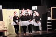 Die Schauspieler in ihrem Element auf der Bühne. (Bild: Manuela Olgiati)