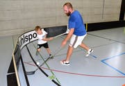 Grosse und Kleine spielen mit- und gegeneinander Unihockey am Generationen-Turnier in Weinfelden. (Bild: Christioph Heer)