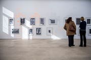 Mit Fotos von Kunstobjekten aus Benin und Papua Neuguinea, die in 1962 und 1935 in Basel und New York ausgestellt waren, wirft Cécile Hummel die Frage auf, was Objekte auslösen, die in einen anderen kulturellen Kontext gebracht werden.