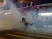 Die Polizei setzte Tränengas, Pfefferspray und Gummigeschosse gegen teils vermummte Teilnehmer ein. (Bild: Keystone/AP/VINCENT YU)
