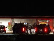 Die Szene ausserhalb des Veranstaltungsortes in Greenville, Texas, nach der Schiesserei, bei der mindestens zwei Personen ums Leben kamen. (Bild: Keystone/EPA/LARRY W. SMITH)
