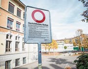 Ein Verbotsschild beim Schulhaus Säli neben dem Pilatusplatz in der Stadt Luzern. (Bild: Manuela Jans-Koch, 27. Oktober 2019)