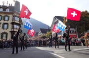 Fahnenschwinger zeigen ihr Können an der Älplerchilbi in Buochs. (Bilder: Flavia Niederberger, 27. Oktober 2019)