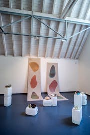 Stefanie Koemeda setzt sich in ihrer Installation aus Keramikobjekten und Plastikkanistern mit der Vermüllung der Weltmeere auseinander.