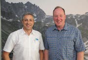 Der Präsident von Wald Uri, Bruno Wipfli (rechts), durfte Walter Furrer, den Co Geschäftsleiter von «Lignum – Holzwirtschaft Zentralschweiz» zu einem Referat begrüssen. Bild: Paul Gwerder (Wassen, 25. Oktober 2019)