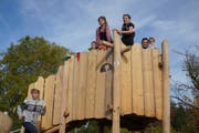 Der neue Spielplatz bietet Beschäftigungen für kleinere und grössere Kinder. (Bild: Maya Heizmann)