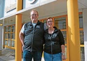 Daniel und Isabelle Gerig vor dem neuen Lokal. (Bild: Karin Erni)