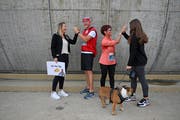 Gratulationswünsche der Töchter Nadja (links) und Fiona (rechts) für Papa Reto und Grossmutter Romy Weibel. (Bild: Corinne Glanzmann)