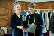 Marisa Mayer (links) und Laura Oertle sind Kostümbildnerinnen und Theaterschneiderinnen. (Bild: PD)