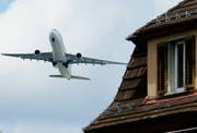 Ein Flugzeug hebt über Glattbrugg ab. (Bild: Steffen Schmidt/Keystone)